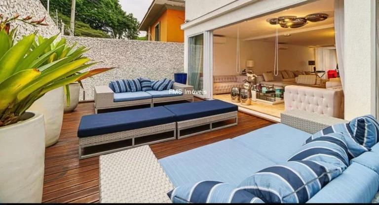 Imagem Imperdível oportunidade de adquirir uma casa no Pacaembu, São Paulo-SP, com 3 quartos, 3 suítes, 3 salas, 5 vagas de garagem e 380m².