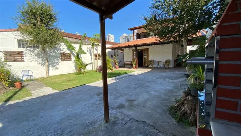 Imagem Sobrado 5 dormitórios 6 vagas no canto do forte