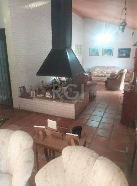 Imagem Casa com 03 dormitórios, churrasqueira, pátio com piscina e 5 vagas de garagem no bairro Menino Deus