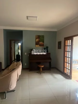 Imagem Casa à venda no bairro Fabrício, em Uberaba - 3 dormitórios, piscina e varanda!