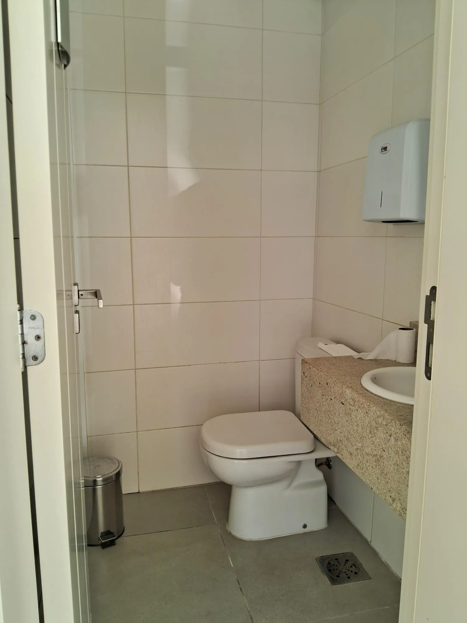 Imagem MÁFFER IMÓVEIS ALUGA - EXCELENTE LOJA COMERCIAL NO MOINHOS DE VENTO com 102m² privativos,Rua Comendador Caminha, nº 22 - Bairro Moinhos de Vento Em frente ao Parcão