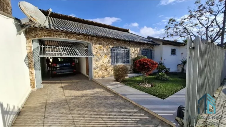 Imagem Casa, terreno com duas casas, 05 quartos c/suíte, área gourmet, no Capão Raso em Curitiba PR