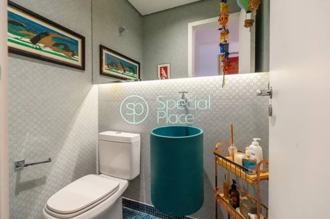 Imagem Totalmente reformado, apto com 201m² com planta versátil e super bem localizado. Amplo living com ...