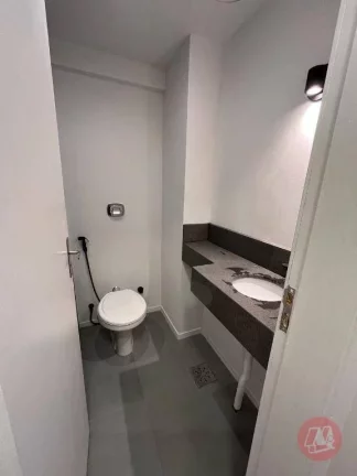 Imagem Na rua dos Andradas, apartamento rodo reformado.
