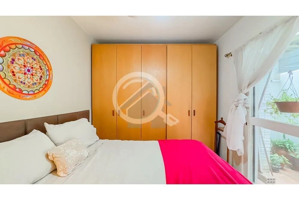 Imagem No Bairro Petrópolis, na Rua Dona Eugênia nº 964, apartamento térreo elevado com pátio, 1 dormi...
