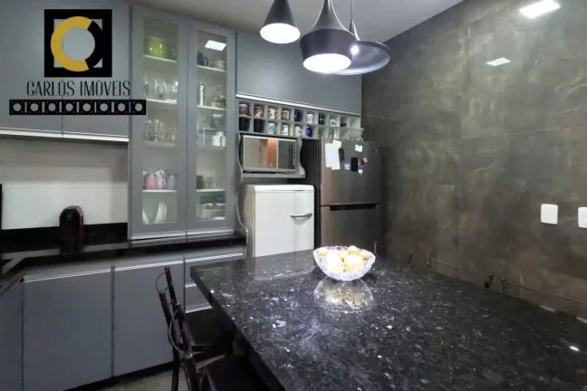 Imagem Sobrado Amplo c/ Área Gourmet - 3 Dorms e Suíte - Próx. à Praia