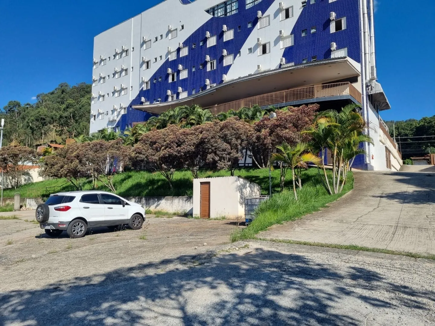 Imagem Terreno Plano e Cimentado com 5.356 m² para Estacionamento de Ônibus a 1.200 Metros da Basílica de Aparecida