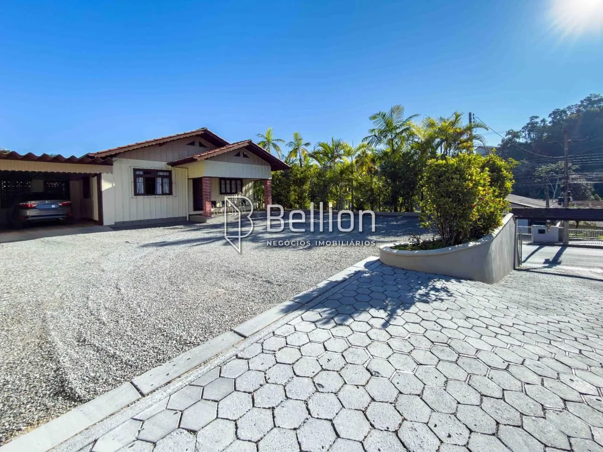 Imagem Com duas casas e 2.500m de terreno, medindo 50x50m, essa propriedade é a escolha certa para quem valoriza espaço e quer um imóvel que proporcione várias possibilidades.
