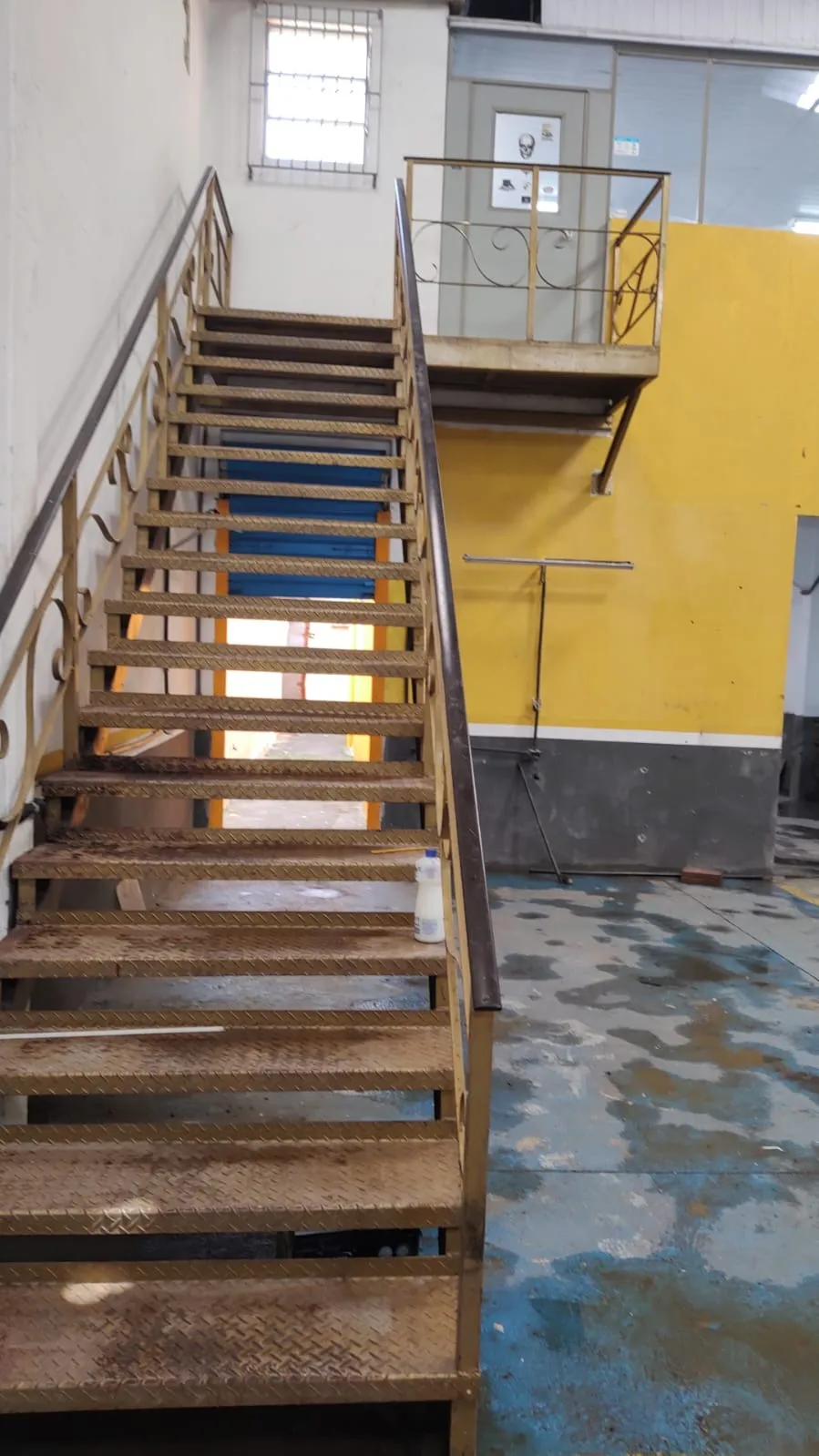 Imagem Galpão Comercial de 337 m² com Mezanino e Escritório na Vila Nova