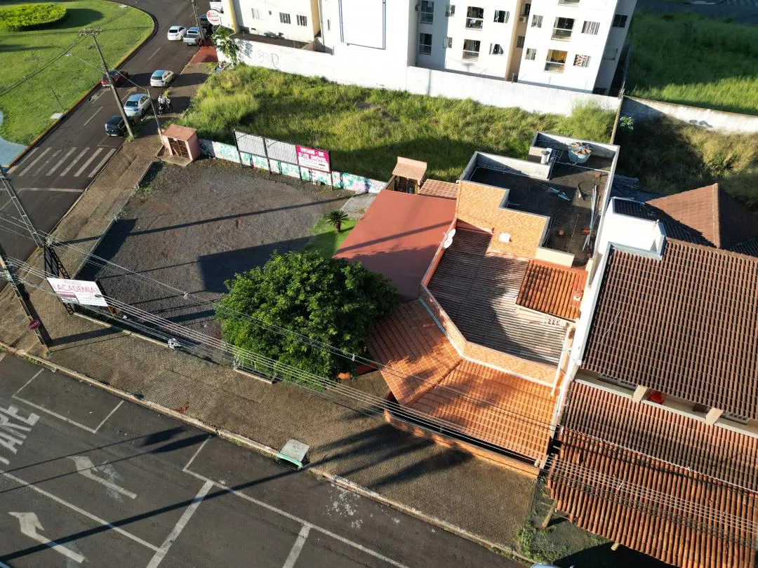 Imagem Terreno de esquina com sala comercial e apartamento, Bairro Fag, Cascavel - Venda