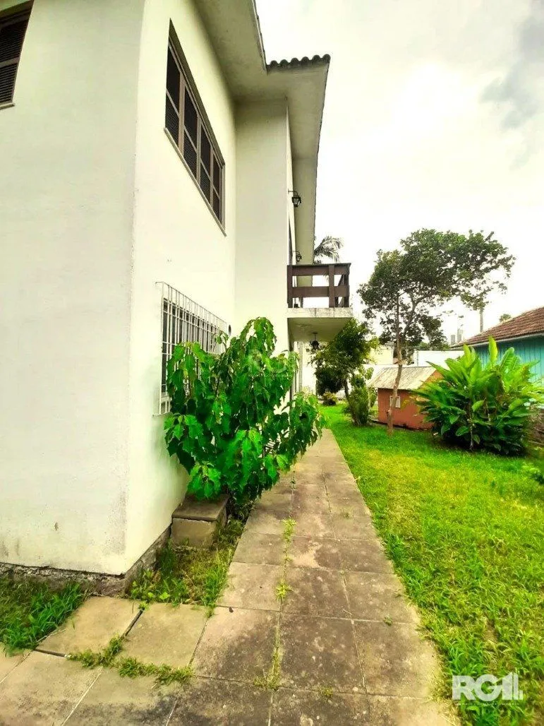 Imagem Casa com 351,60m2 de área construída em propriedade de 743m2 no Bairro Jardim Carvalho.