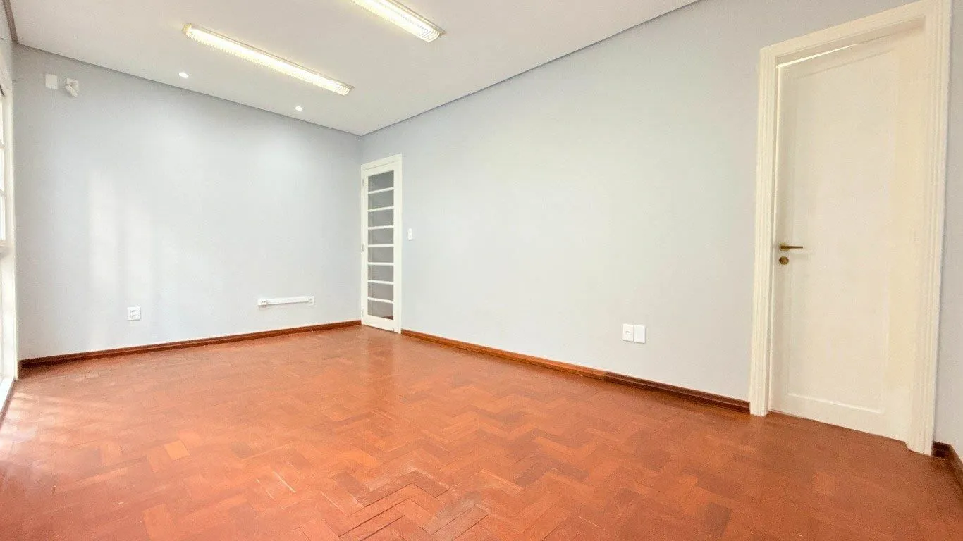 Imagem CASA 230m² 5 QUARTOS/SALAS, 3 VAGAS DE GARAGEM - USO RESIDENCIAL OU COMERCIAL