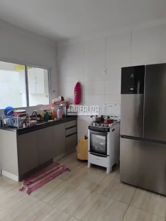 Imagem Casa à venda no Loteamento Ilha Bela, Uberaba: 2 dormitórios, cozinha, garagem coberta e muito mais!