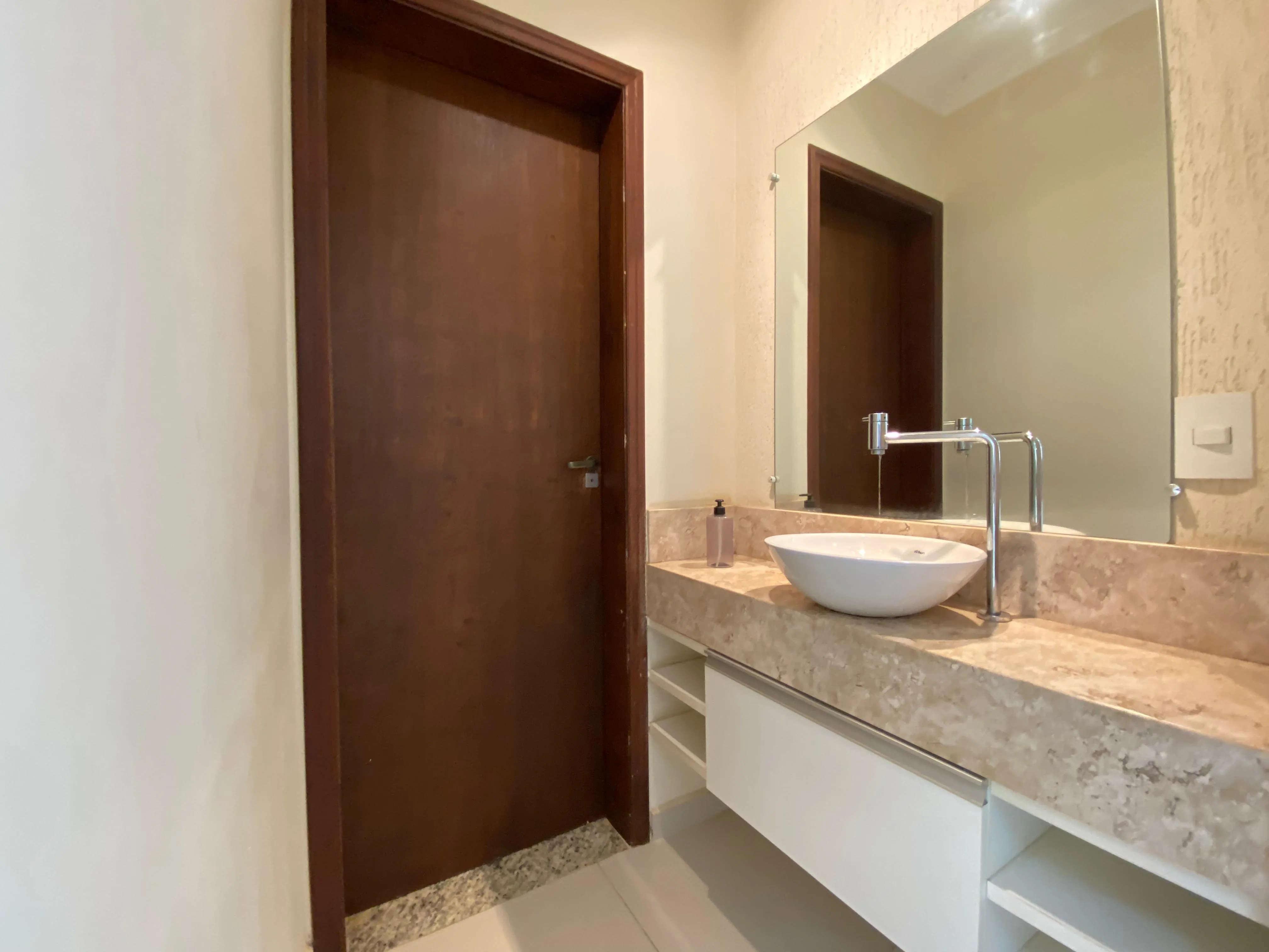 Imagem Excelente Oportunidade, Casa de 347M² de 3 Dormitórios sendo 1 Suíte Master à 10min. do Parque Campolim