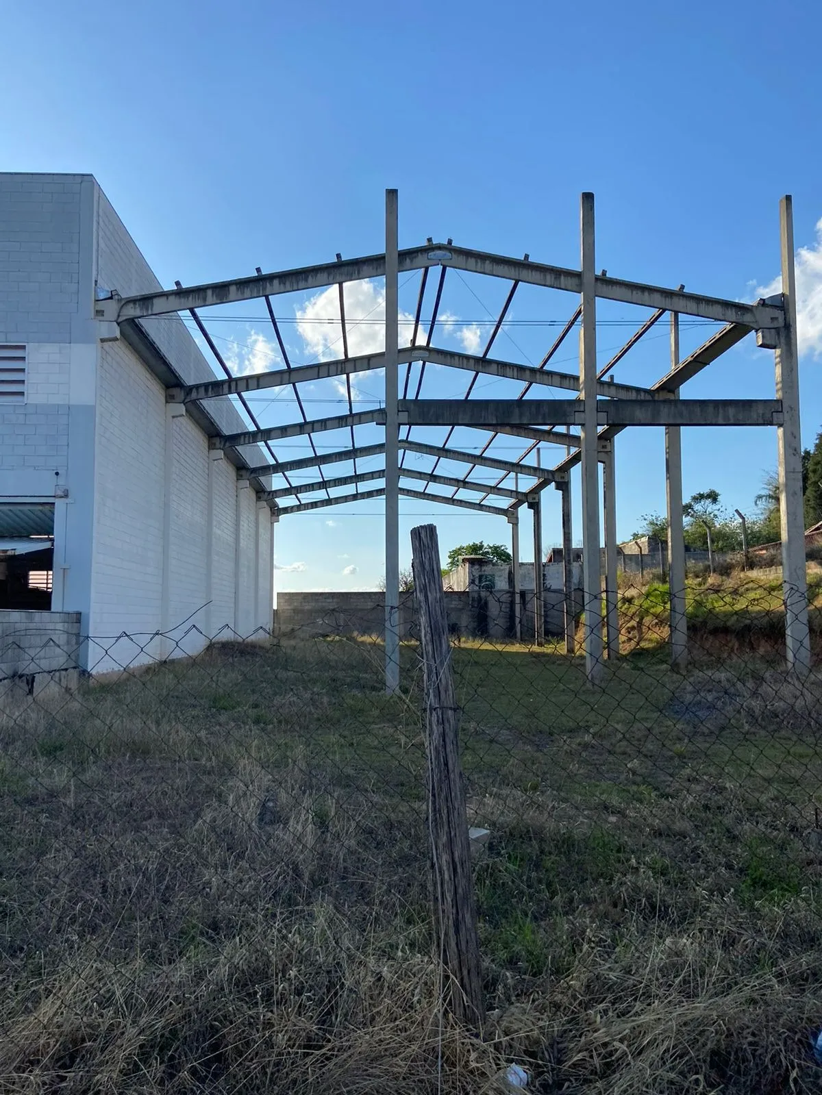 Imagem Vendo Terreno de 835 m2 com Pré moldado para barracão de 420m2 e 7m de pé direito.