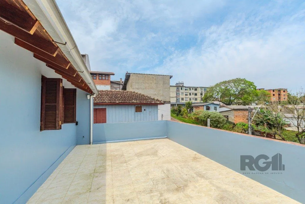 Imagem Casa 253m², 3 suítes, pátio, churrasqueira e vaga de garagem para 4 carros no bairro Nonoai