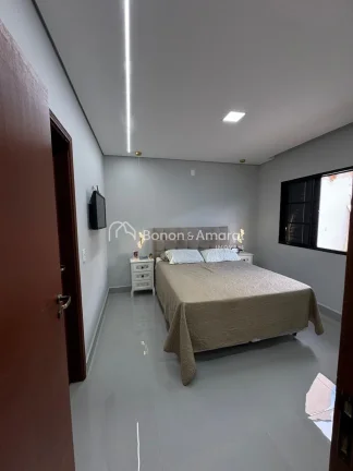 Imagem Linda casa totalmente reformada, localizada na parte alta do bairro, em região tranquila e de excel...