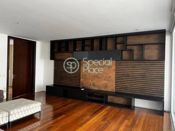Imagem Casa com 850m² de área construída num terreno de 1.125m², Com projeto arquitetônico de João Ar...