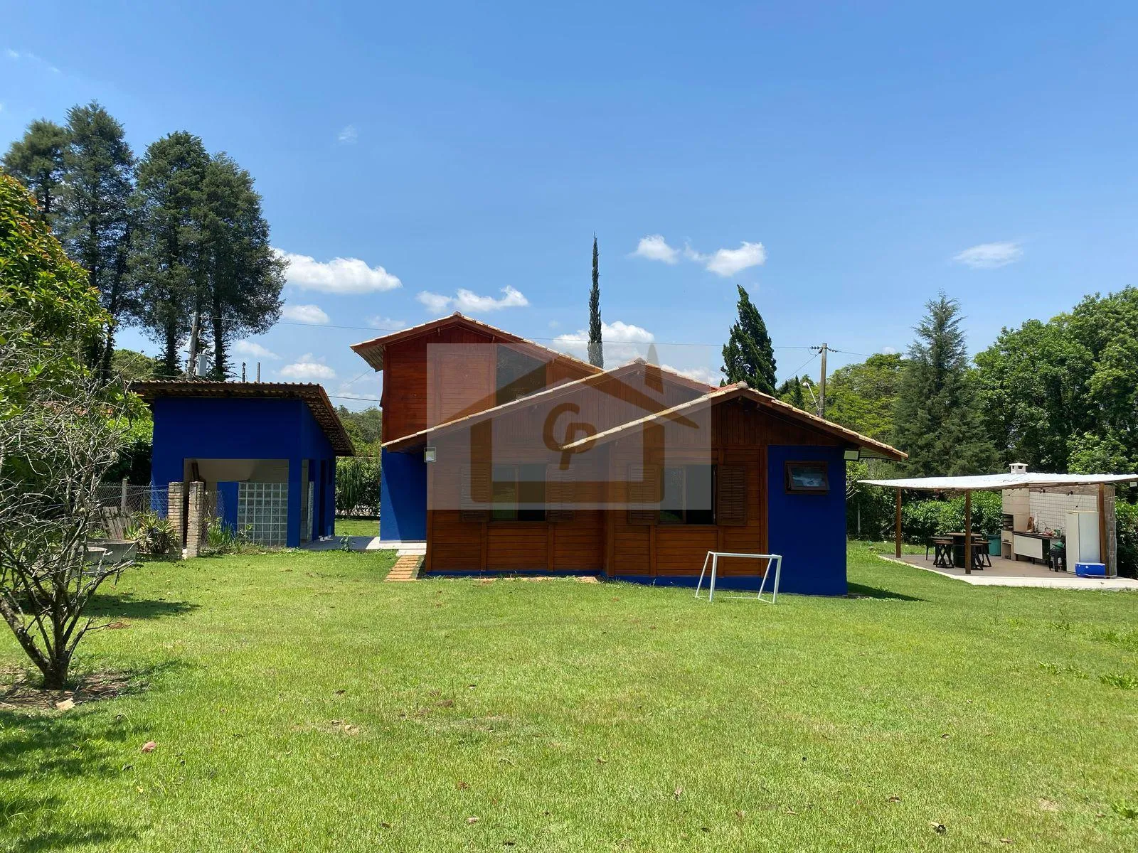 Imagem Casa mista com belo jardim 3 quartos sendo um suíte, 5 vagas. Rústico que encanta!