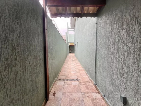 Imagem Sobrado em Praia Grande, com 2 dormitórios, ambos suítes, totalizando 132m².