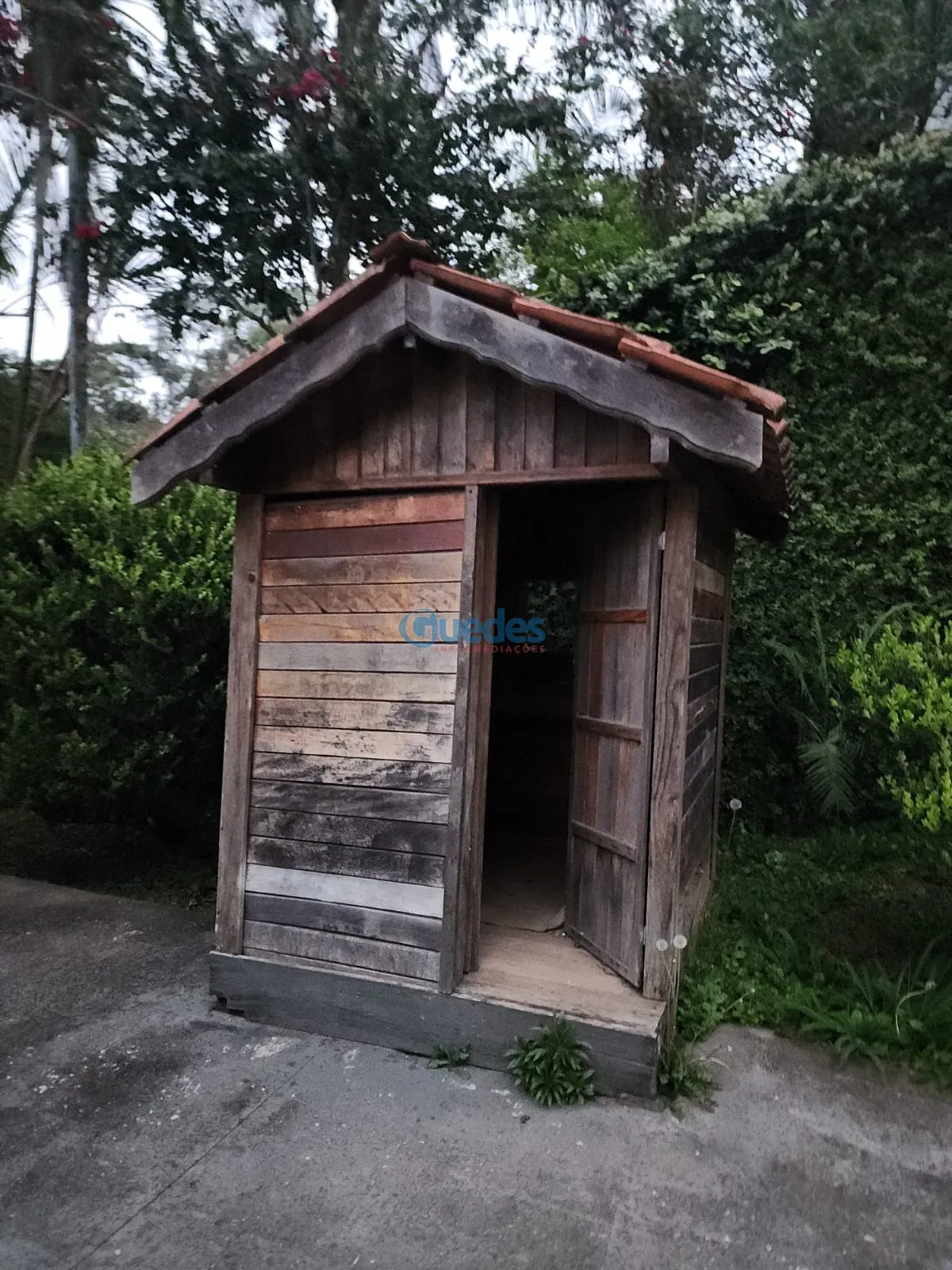Imagem Casa em Embu das Artes, com 3 casas e 210m² por R$1.050.000 - Embu das Artes.