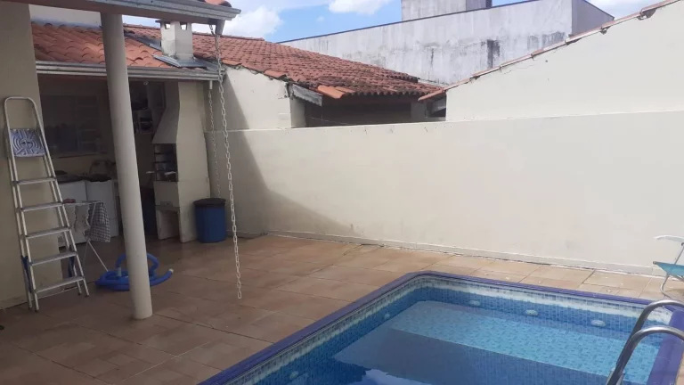 Imagem CASA TÉRREA/ 2 QUARTOS, SENDO 1 SUÍTE/ ÁREA GOURMET - PISCINA/ COND. DÁLIAS