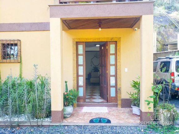 Imagem Casa com 3 dormitórios à venda, 250 m² por R$ 890.000,00 - Panorama - Teresópolis/RJ