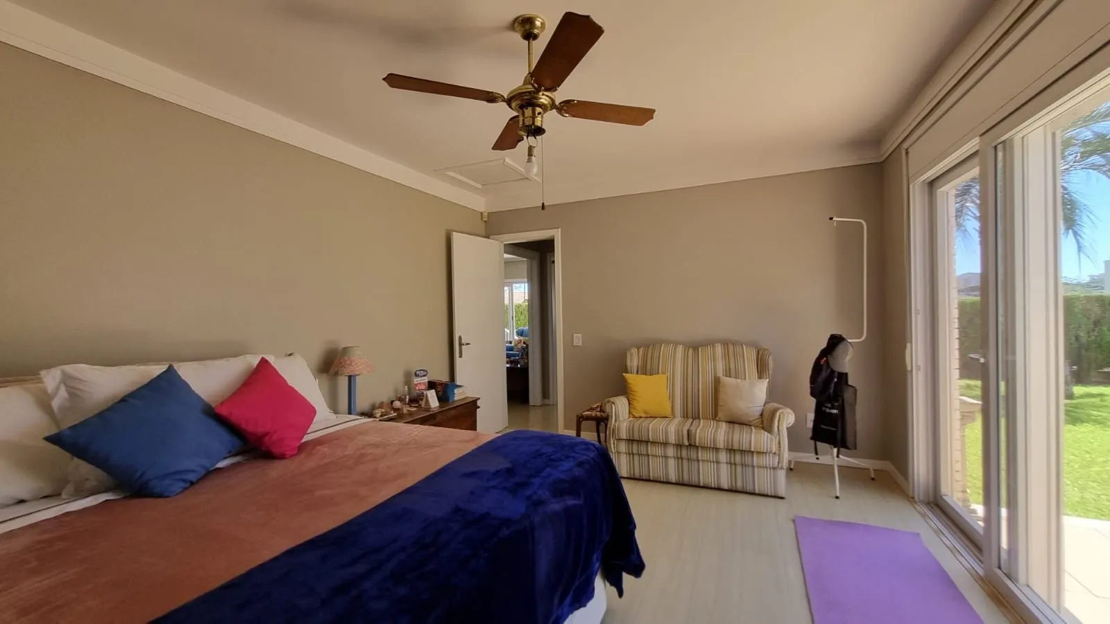 Imagem Casa Espetacular com Vista Deslumbrante, Reformada por Arquiteto de 2 dormitórios, suíte, próximo a PUC e Carrefour no bairro Partenon em Porto Alegre/RS/