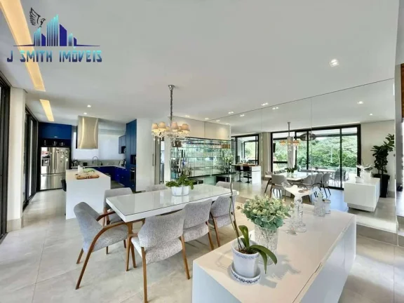 Imagem CASA À VENDA DE PORTEIRA FECHADA! Impecável, 4 suítes, elevador, piscina