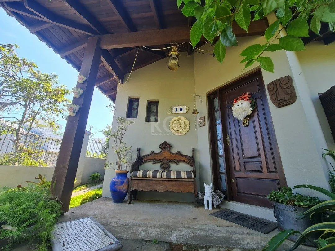 Imagem Casa em lindo terreno alto ao nível da rua medindo 10 × 32 onde consta uma residência térrea com 136m2 de área privativa,