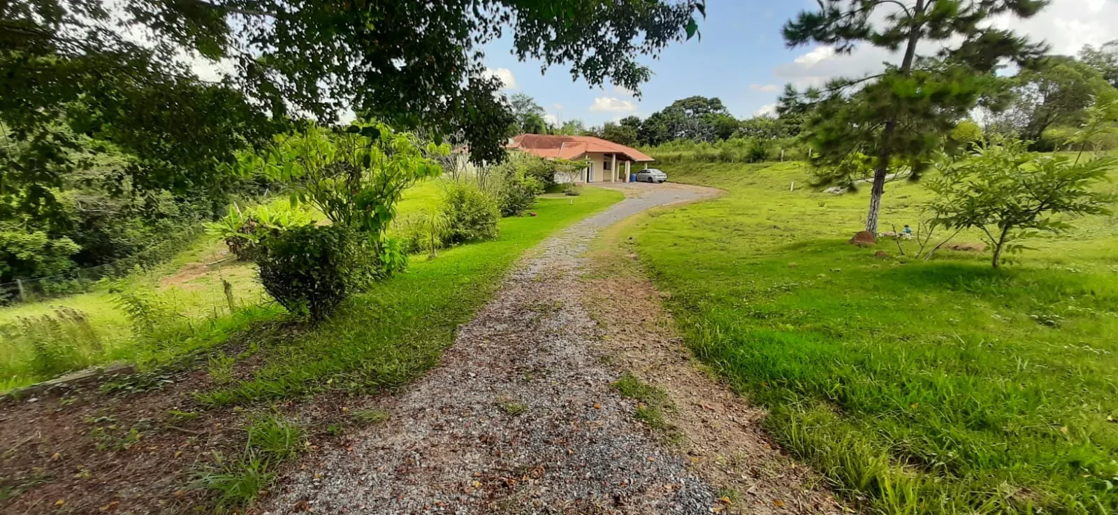 Imagem Chácara à venda em Araçoiaba da Serra - 4 quartos, 1 suíte, 3 banheiros, 3 vagas - Imperdível!