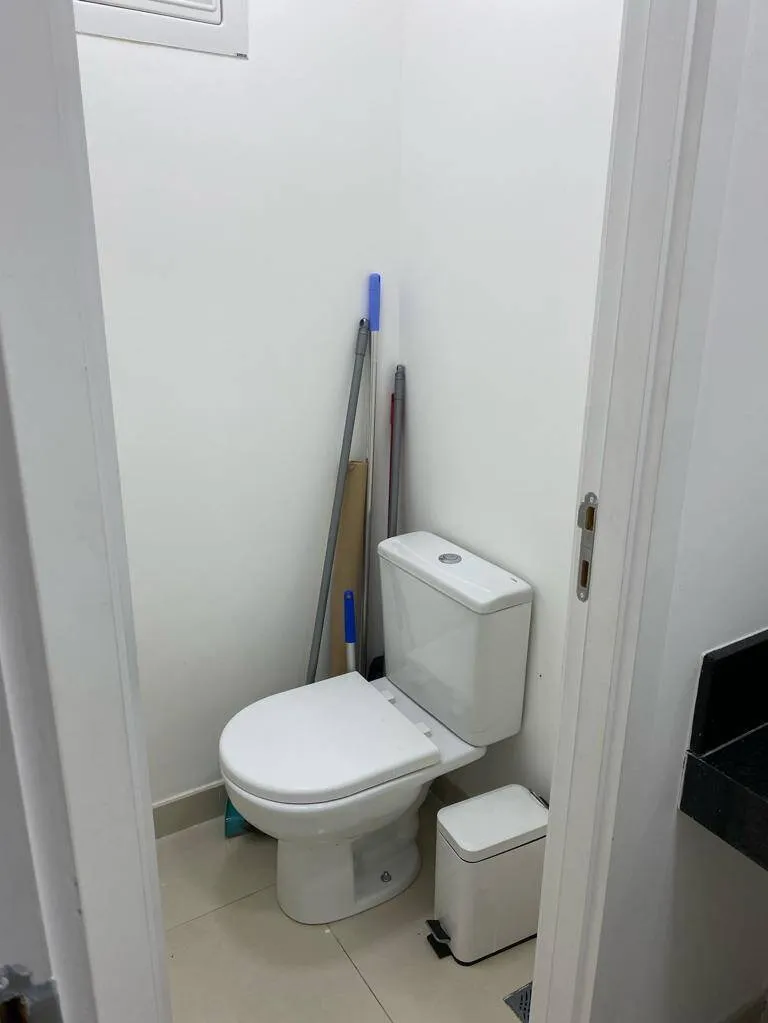 Imagem Sala Comercial Planejada e Mobiliada no Centro de Alphaville - 49m², 1 Vaga de Garagem
