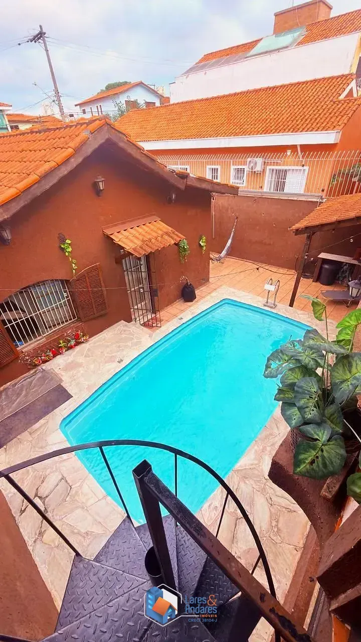 Imagem CASA À VENDA, COM 240 M², 3 DORMS (1 SUÍTE COM HIDRO), COZINHA COM MÓVEIS PLANEJADOS, ÁREA DE LAZER COM PISCINA E 4 VGS - SANTA TERESINHA - SÃO PAULO