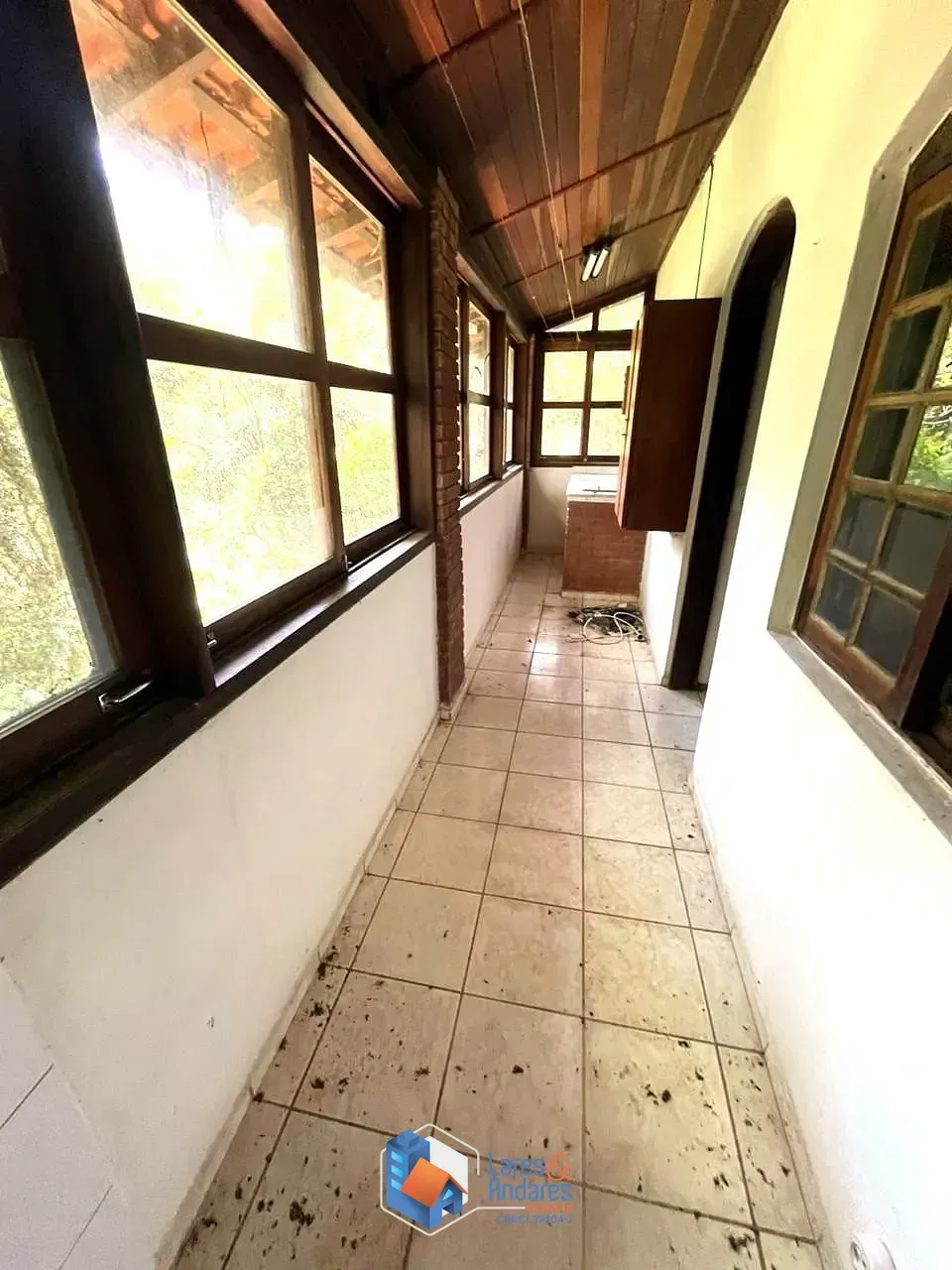 Imagem CASA À VENDA COM TERRENO DE 1500 M², POÇO ARTESIANO, 4 DORMS (2 SUITES), 3 SALAS, SENDO 1 COM LAREIRA, COZINHA COM ARMÁRIOS E DISPENSA, MAIRIPORÃ, SP.
