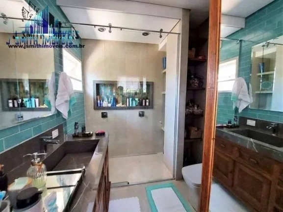 Imagem Casa com privacidade cercada de Ã¡reas verdes preservadas do prÃ³prio condomÃ­nio.
- O condomÃ­nio Ã...