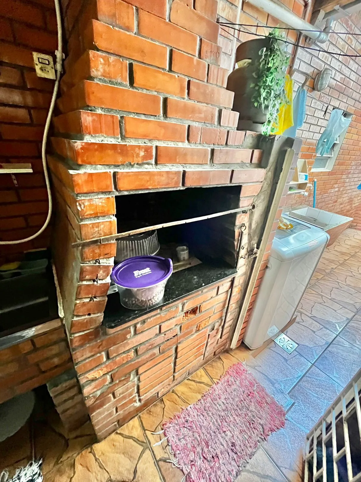 Imagem Apto térreo de 03 dorm, sala, banho, cozinha, reformado, com vaga de garagem.