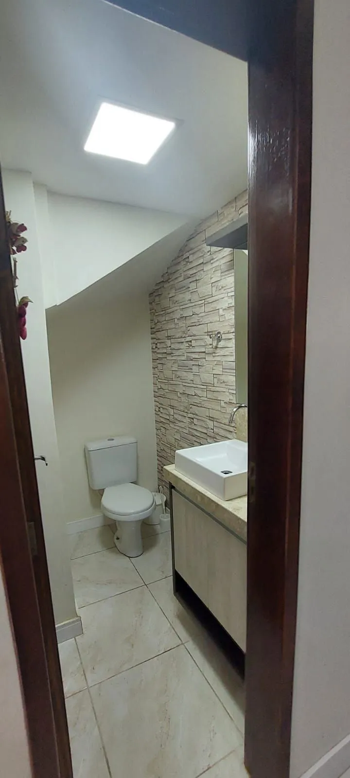 Imagem Boletto Imóveis vende casa em Canoas , 2 dormitórios, 1 banheiro, 1 lavabo, garagem para 2 carros, com móveis fixos em MDF, em fino acabamento.