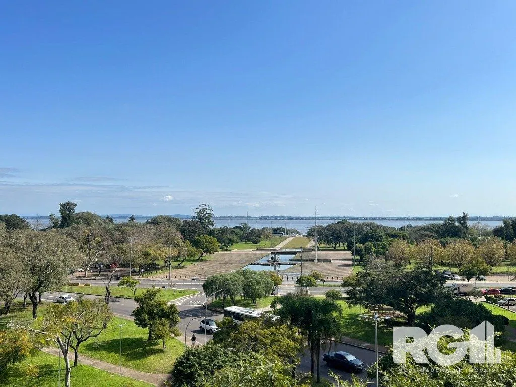 Imagem Apartamento com 143 m² privativos, possui 3 suítes, (sendo 1 máster), living, cozinha, dependência de empregada, lavabo, 143 m² de área privativa, 2 vagas de garagem.