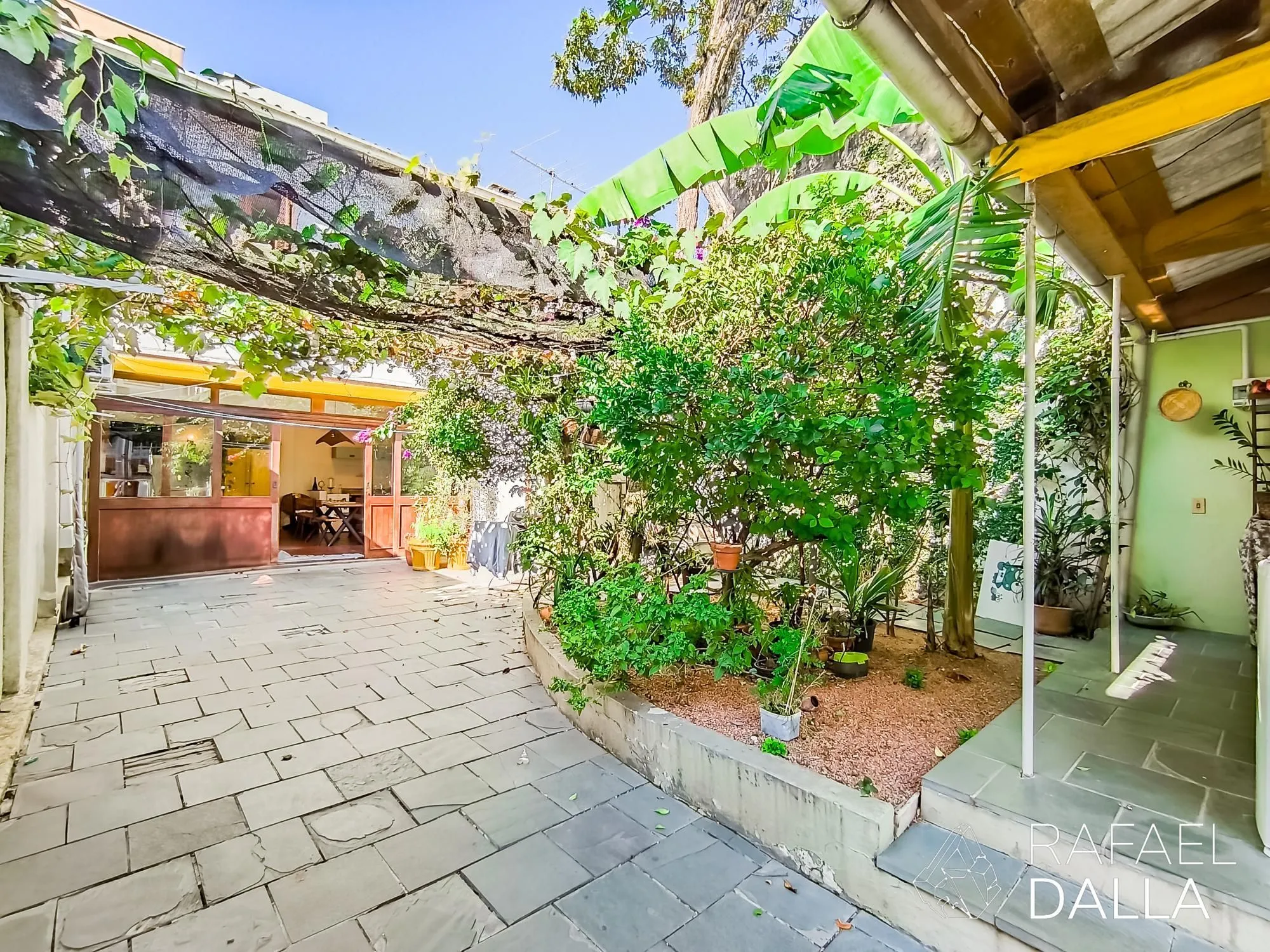 Imagem Casa impecável na Lopo Gonçalves com 4 dormitórios, garagem e pátio amplo