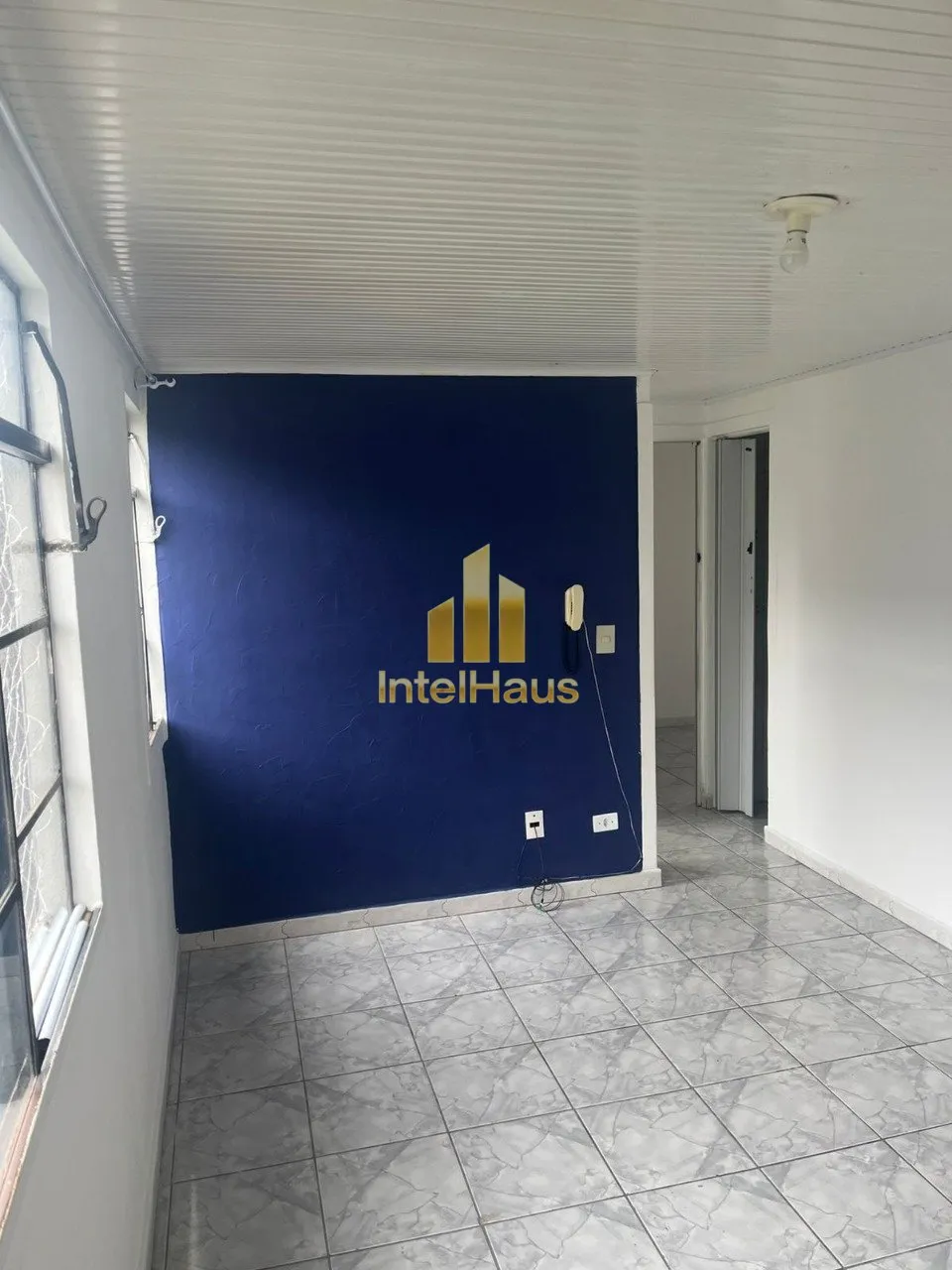 Imagem Apartamento com 2 dormitórios, sala para dois ambientes, cozinha com armários e cooktop, 1 banheir...