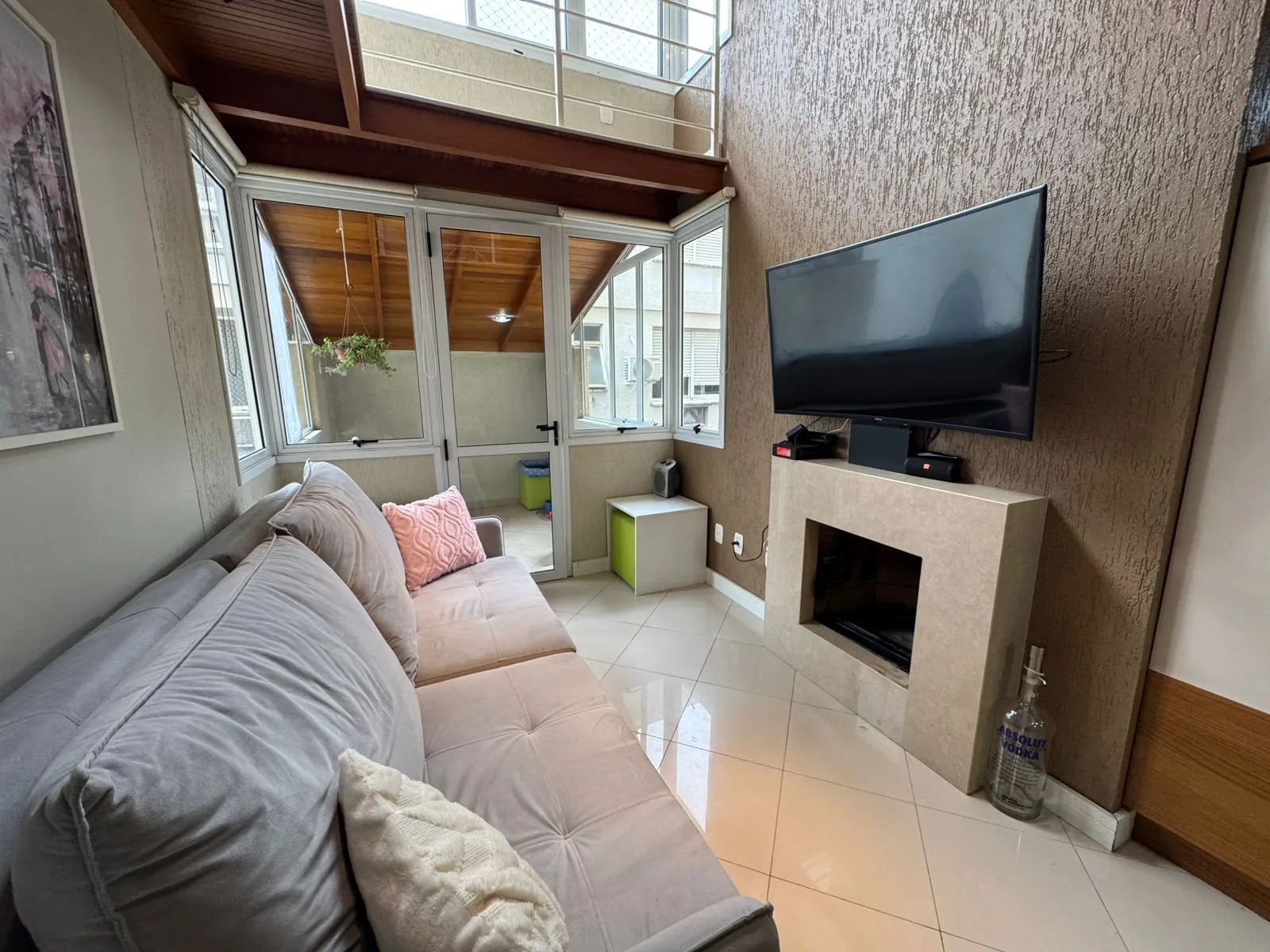 Imagem Duplex na Bela Vista, 2 dormitórios com espaço para home office, lareira e 2 vagas