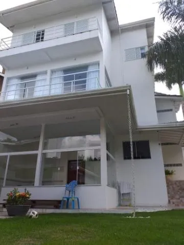 Imagem VENDA DE CASA NO CONDOMÍNIO ARUJÁ COUNTRY CLUB, EM ARUJÁ/SP, 380m² com 3 suítes, área gourmet com churrasqueira, cinema e 4 vagas. CONSULTE-NOS.