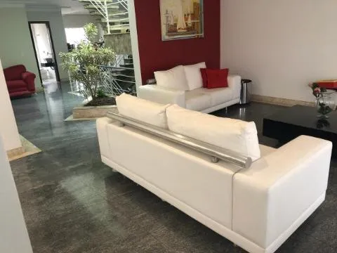 Imagem VENDA SOBRADO CONDOMÍNIO ARUJÁZINHO 5, Excelente imóvel, com A/T 634m² A/C 587m² distribuídos em 04 suítes sendo 01 máster com hidro. CONSULTE-NOS.