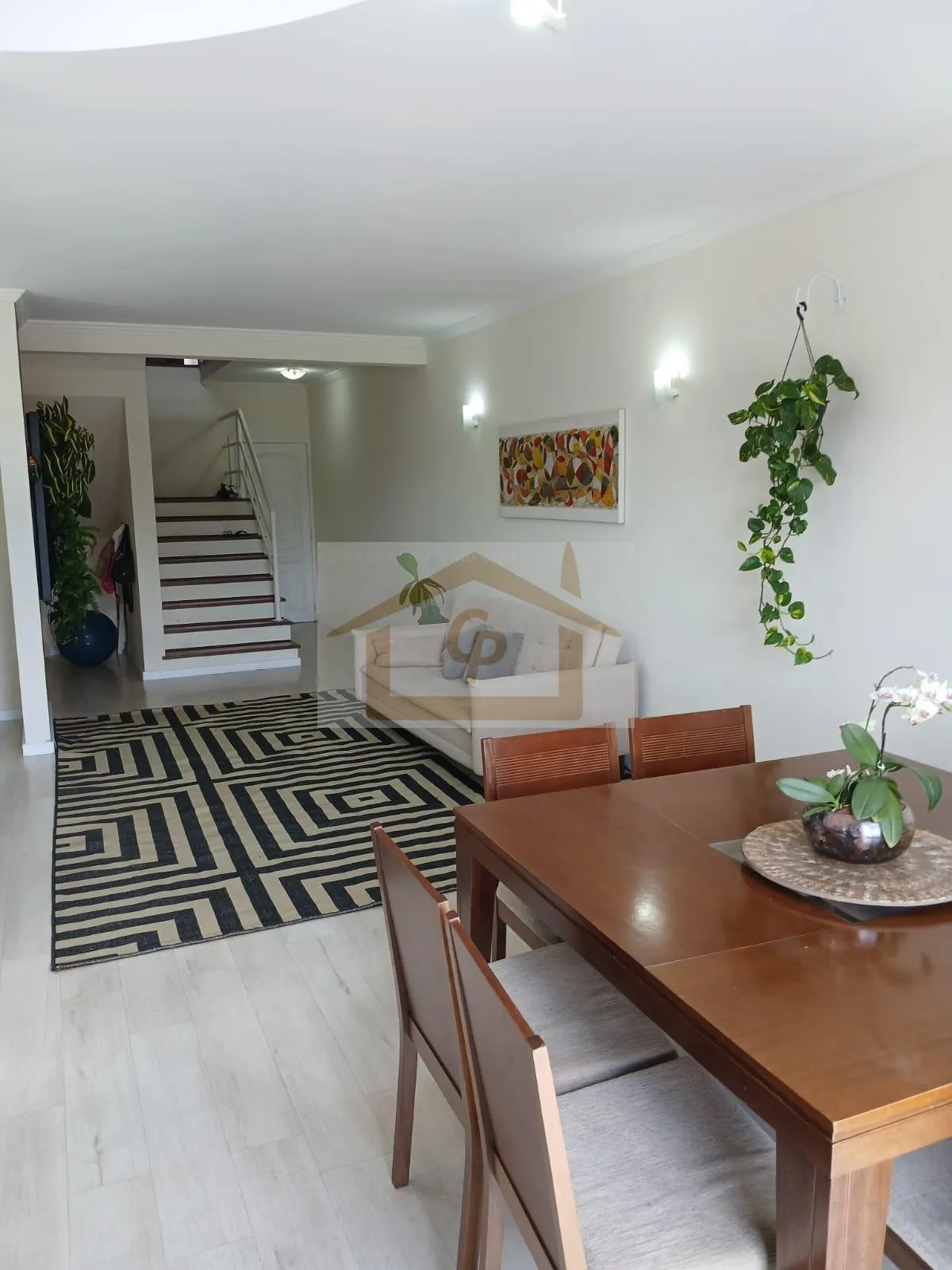 Imagem Encantadora! São 4 quartos (1 suíte), 4 vagas cobertas