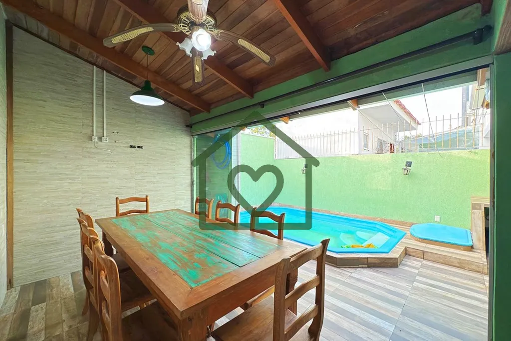 Imagem Esta casa térrea semimobiliada, situada em uma rua sem saída no prestigiado Loteamento Nossa Senho...
