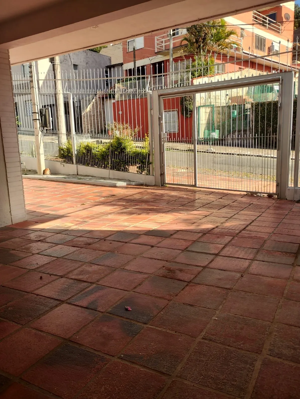 Imagem Excelente Casa com 03 suítes + Apto nos fundos com 01 Dor. Garagem 3 carros