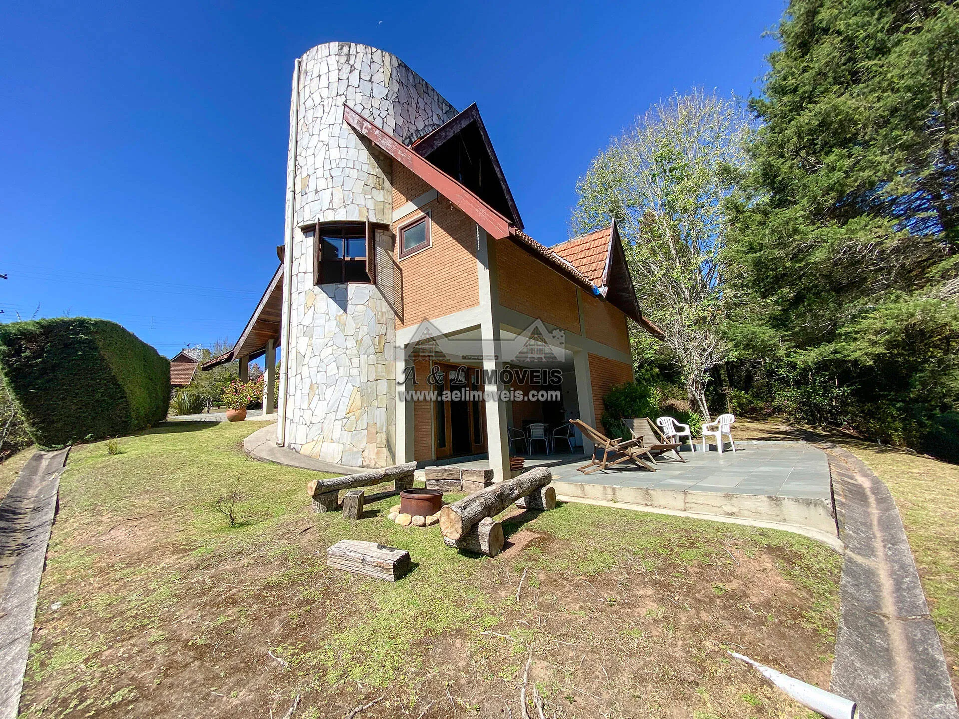 Imagem Casa à venda em Campos do Jordão - Chalé com 3 dormitórios