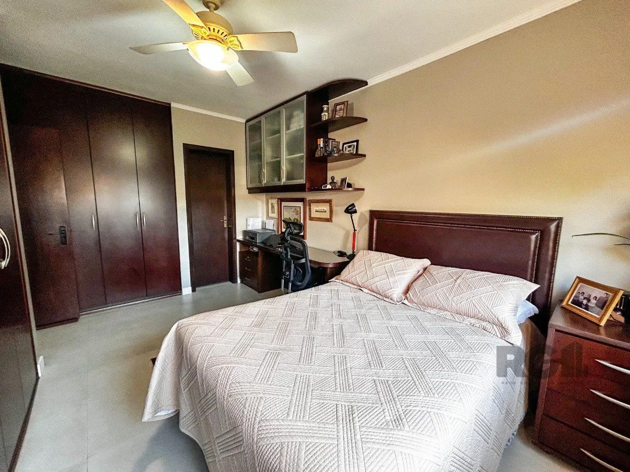 Imagem Casa 3 dormitórios, suíte, lareira, churrasqueira,, pátio, vaga garagem com 309 m² privativos.
