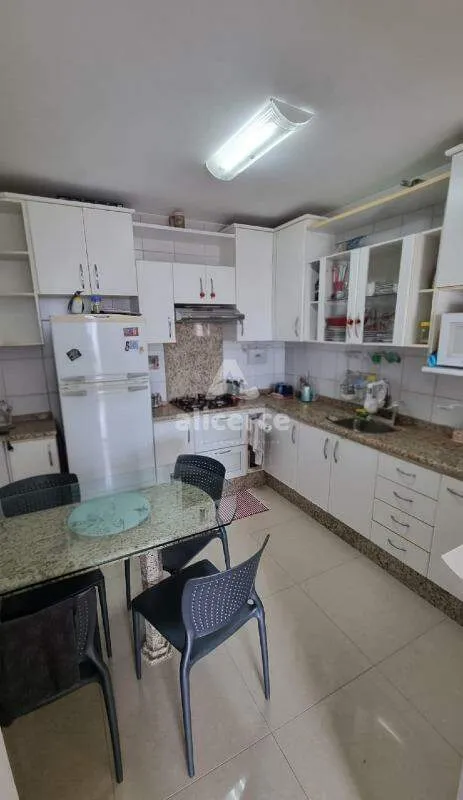 Imagem Apartamento semi mobiliado, 3 dorm. com suíte, andar alto e vista livre em Barreiros - São José - SC