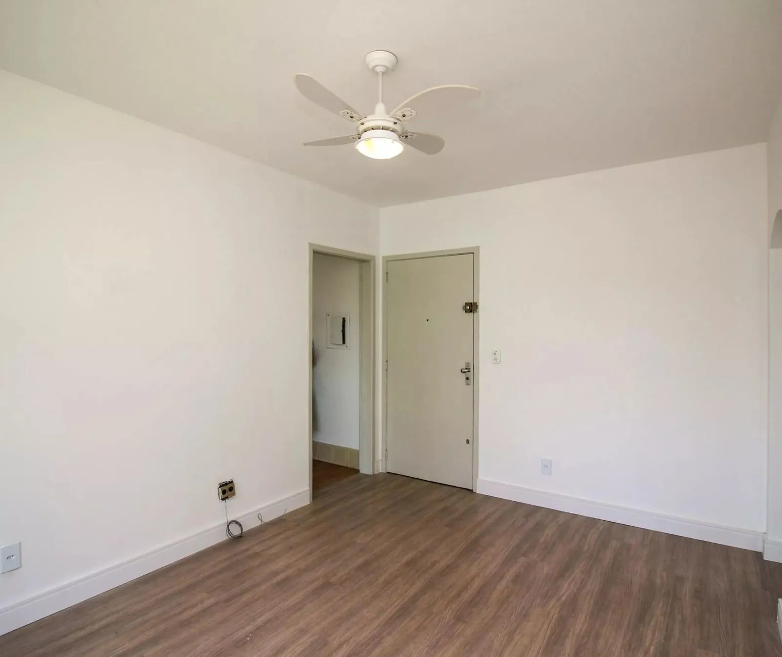 Imagem Apartamento com 2 dormitórios, banheiro auxiliar e 2 vagas cobertas.